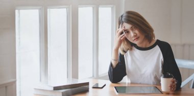 Tablet ile projesi üzerinde çalışan güzel freelancer 
