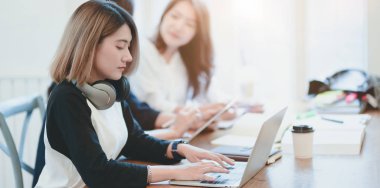 Genç sevimli kadın serbest onun projesi üzerinde çalışan 