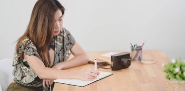 Profesyonel genç tasarımcı tablet üzerinde projesini düzenleme 