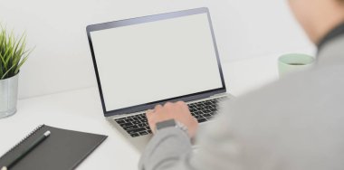 Genç profesyonel işadamı onun mevcut pazarlama planı üzerinde çalışıyor