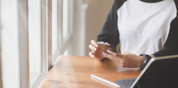 Vista de cerca del teléfono inteligente de retención femenina joven — Foto de Stock