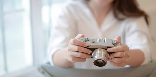 Close-up view of female professional photographer holding camera — Stock Photo, Image