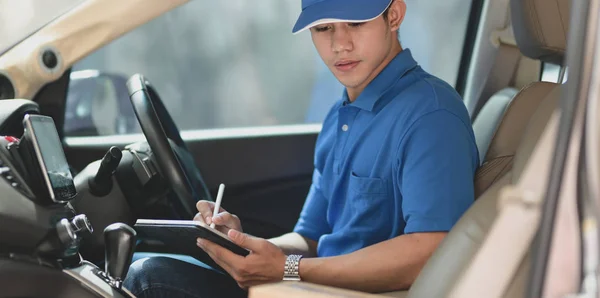 Young delivery man preparing the products to customer — Stock Photo, Image