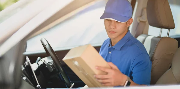 Joven repartidor comprobando los productos al cliente — Foto de Stock