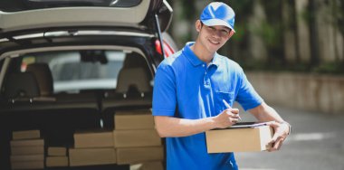 Genç teslimatçı müşteriye ürünleri kontrol 