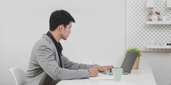 Jonge zakenman die aan zijn huidige marketing plan werkt — Stockfoto