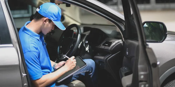 Joven repartidor comprobando los productos al cliente con la tableta — Foto de Stock