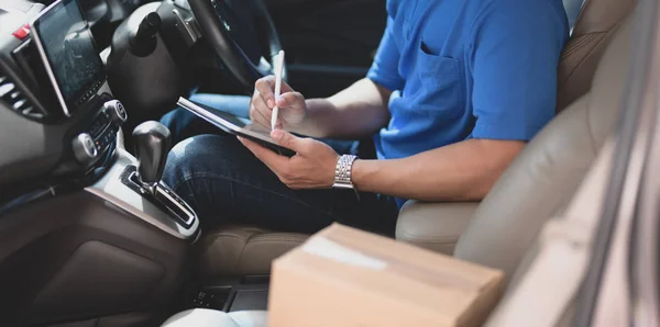 Joven repartidor comprobando los productos al cliente con la tableta — Foto de Stock