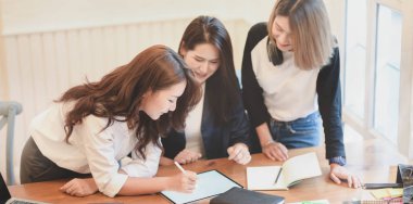 Genç profesyonel başlangıç ekibi birlikte proje beyin fırtınası