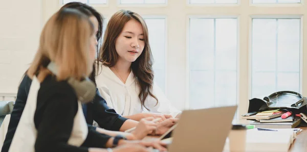 Jeune équipe de démarrage professionnelle discutant du projet ensemble — Photo