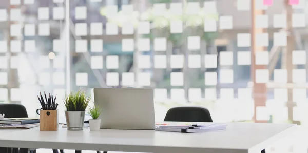 Ofis malzemeleri ve belgeleri ile açık dizüstü bilgisayar ile modern ofis tarzı