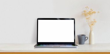 Beyaz minimal işyerinde beyaz ahşap masa üzerinde açık boş ekran dizüstü bilgisayar 