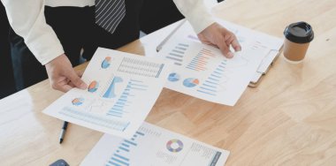 Grafik ve grafiklerle finansal raporlar hazırlayan genç profesyonel muhasebeci