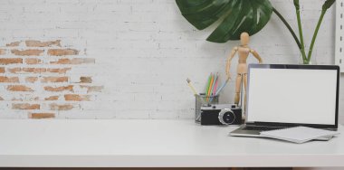 Kamera ve ofis malzemeleri ile minimal tasarımcı işyeri 