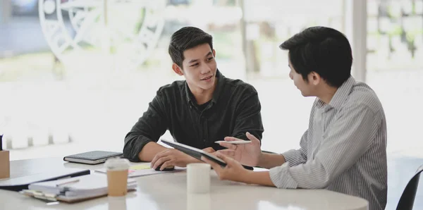 Dos hombres de negocios profesionales discutiendo su progreso de su proyecto actual —  Fotos de Stock