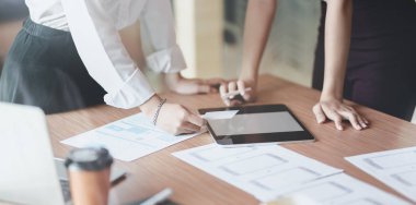 Modern işyerinde tablet kullanırken birlikte Ui şablonu hakkında proje beyin fırtınası genç Ui tasarımcıyakın görünümü 