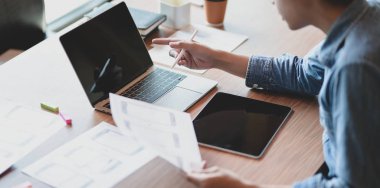 Dizüstü bilgisayar ve tablet kullanırken Ux şablonu hakkında projesi üzerinde çalışan Ux web geliştiricisinin yakın çekim görünümü