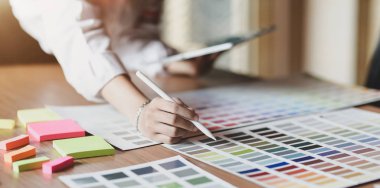 Genç profesyonel Ui grafik tasarımcı kendi akıllı telefonlar şablonları için renk seçimi 