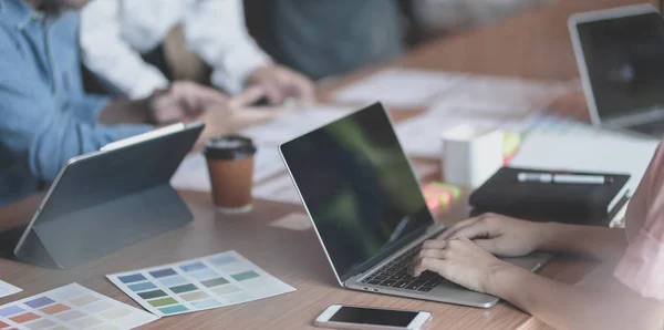 Genç tutkulu Ux web tasarımcısı dizüstü bilgisayar ile birlikte kendi arayüz projesi ovalama Kırpılmış atış 