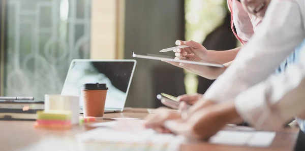 Vista de cerca del desarrollador web UX profesional discutiendo su estrategia juntos en la sala de oficina moderna — Foto de Stock