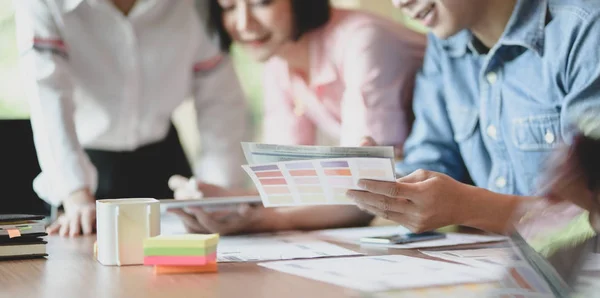 Vista cortada do designer UI planejando o desenvolvimento de aplicativos UX com os membros da equipe no local de trabalho moderno — Fotografia de Stock