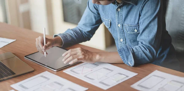 Beskuren vy över UX Web Developer ritning smartphone mallar på Tablet i moderna kontorsrum — Stockfoto