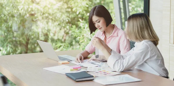 Twee professionele UI Web Developers bespreken op het smartphone templets project — Stockfoto