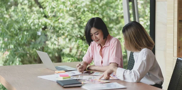 Twee professionele UI Web Developers bespreken op het smartphone templets project — Stockfoto