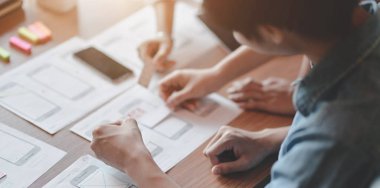 Ux web geliştirici modern ofis odasında birlikte akıllı telefon uygulaması fikri planlama 