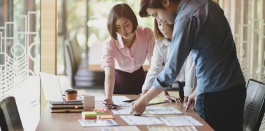 Genç tutkulu Ux web tasarımcısı dizüstü bilgisayar ile birlikte kendi arayüz projesi planlama 