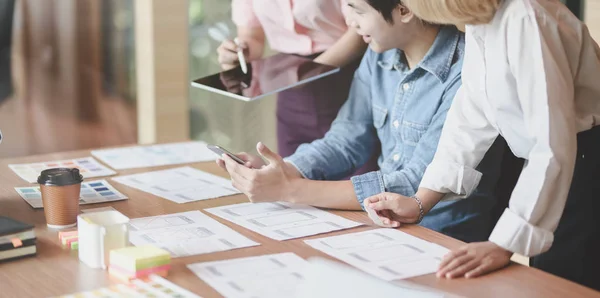 Beskuren vy över UI designer planera UX-programutveckling med teammedlemmar i modern arbetsplats — Stockfoto