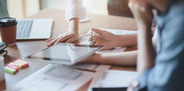 Vista cortada do designer UI planejando o desenvolvimento de aplicativos UX com os membros da equipe no local de trabalho moderno — Fotografia de Stock