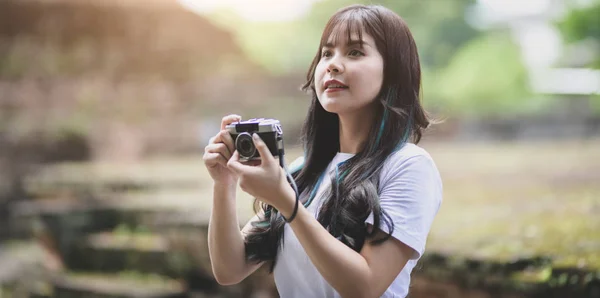 Sevimli Asya gezgin antik tarihi yerleri ziyaret ederken eski tapınağın fotoğrafını çekerken — Stok fotoğraf