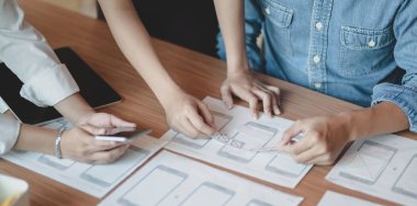 Genç profesyonel Ui grafik tasarımcı ekibi kendi tartışıyor 