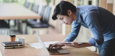 Erkek Ui web tasarımcısı onun yeni akıllı telefon şablonları pro üzerinde çalışıyor