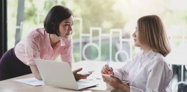 Başarılı Ui web tasarımcısı ekibi yaklaşan smartp üzerinde çalışıyor