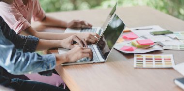 Genç profesyonel Ui grafik tasarımcı ekibi beyin fırtınası