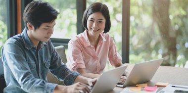 Akıllı telefon üzerindeki proje üzerinde çalışan Ui web geliştiriciekibi 