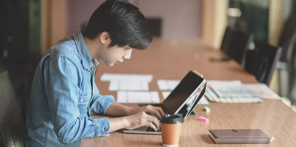 Szakmai férfi UX webdesigner dolgozik az új okostelefon — Stock Fotó