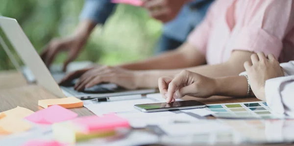 Beskäras skott av UI webbdesigner team som arbetar på deras kommande s — Stockfoto