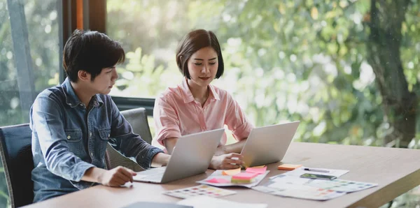 Team van UI Web Developer werken aan hun project op smartphone — Stockfoto