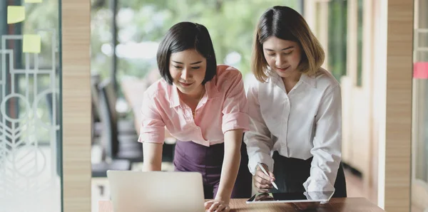 Succesvolle UI Web Designer team werken aan hun aankomende smartphone templates tijdens het typen op laptop computer — Stockfoto