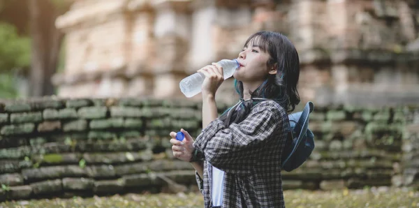 Прекрасная питьевая вода путешественника во время путешествия по древним историческим местам — стоковое фото