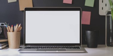 Renkli yapışkan notlar ile karanlık trendy işyeri işyerinde ofis malzemeleri ile Dizüstü bilgisayar 