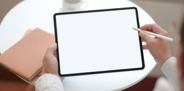 Modern iş yerindeki boş ekran tabletine fikri yazan profesyonel iş adamının yakın plan görüntüsü