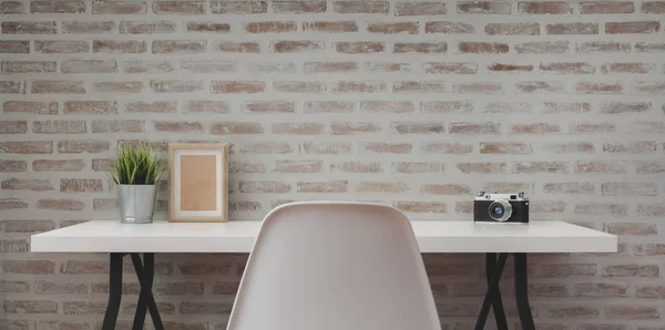 사무실 이 있는 흰 나무 탁자와 벽돌 벽 배경 이 있는 복사 공간으로 현대적 인 직장을 짓는다 — 스톡 사진