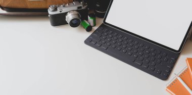 Kameralı ve ofis malzemeli boş ekran tabletli modern işyeri fotoğrafçı işyeri 