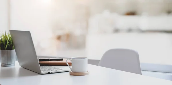 Local de trabalho moderno com computador portátil, xícara de café e material de escritório — Fotografia de Stock