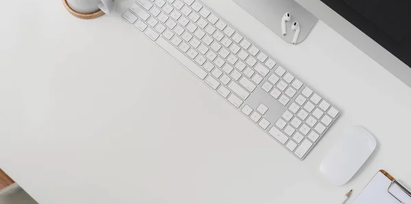 Klavye bilgisayarı ve ofis gereçleri olan modern iş yerinin beyaz masa zemininde fotokopi alanı olan üst görünümü — Stok fotoğraf