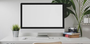 Kameralı ve ofis malzemeli boş ekran masaüstü bilgisayarı olan modern fotoğrafçı işyeri 